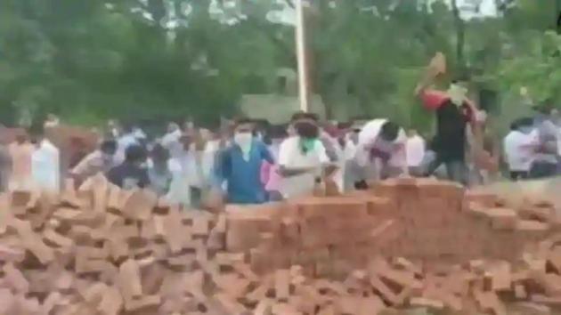 Locals in Bolpur in Bengal’s Birbhum district vandalised construction material stocked by authorities to build a wall around the ground of the Visva Bharati university where an annual fair is held.(ANI Photo) Locals in Bolpur in Bengal’s Birbhum district vandalised construction material stocked by authorities to build a wall around the ground of the Visva Bharati university where an annual fair is held.(ANI Photo)