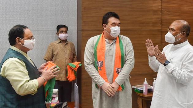 BJP president JP Nadda greets Manipur Chief Minister N Biren Singh and Okram Henry, who along with four other Congress MLAs joined BJP, at party headquarters in New Delhi.(PTI) BJP president JP Nadda greets Manipur Chief Minister N Biren Singh and Okram Henry, who along with four other Congress MLAs joined BJP, at party headquarters in New Delhi.(PTI)