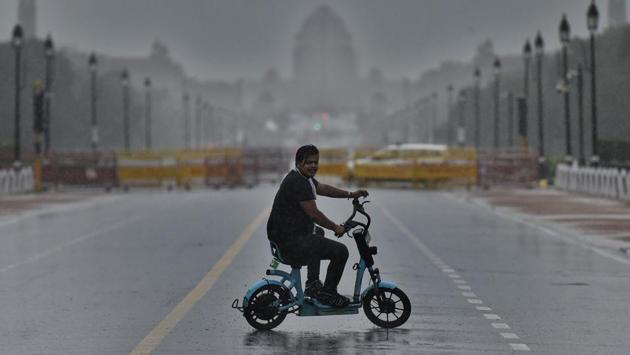 A boy cycles amid rain at Rajpath in New Delhi on August 19. IMD’s rain forecast on August 18 has predicted widespread rainfall till August 20th, especially in Delhi. (Biplov Bhuyan / HT Photo) A boy cycles amid rain at Rajpath in New Delhi on August 19. IMD’s rain forecast on August 18 has predicted widespread rainfall till August 20th, especially in Delhi. (Biplov Bhuyan / HT Photo)