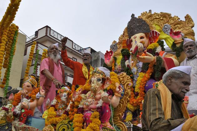 With no large congregations allowed this year, Ganesh Chaturthi celebrations have been shifted to home gatherings, with social distancing in place. (PHOTO: Burhaan Kinu/HT) With no large congregations allowed this year, Ganesh Chaturthi celebrations have been shifted to home gatherings, with social distancing in place. (PHOTO: Burhaan Kinu/HT)