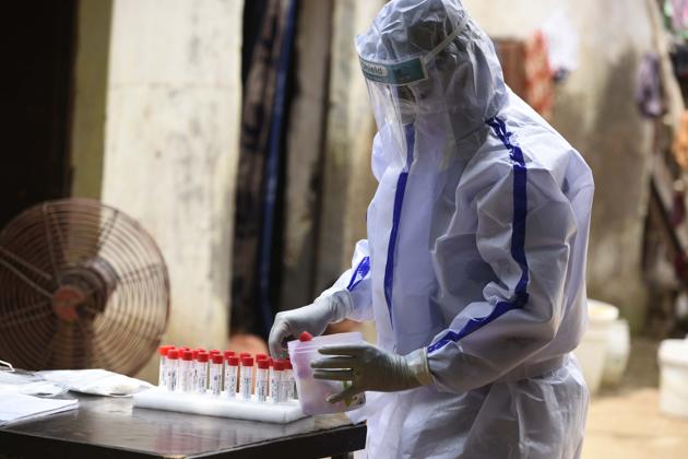 With a spike of 64,531 cases and 1,092 deaths in the last 24 hours, India’s Covid-19 count reached 27,67,274 on Wednesday, according to the Union Health Ministry.(Parveen Kumar/HT Photo)