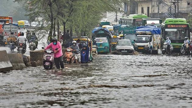 Water logging after heavy rainfall in New Delhi.(Sanchit Khanna/ Hindustan Times)