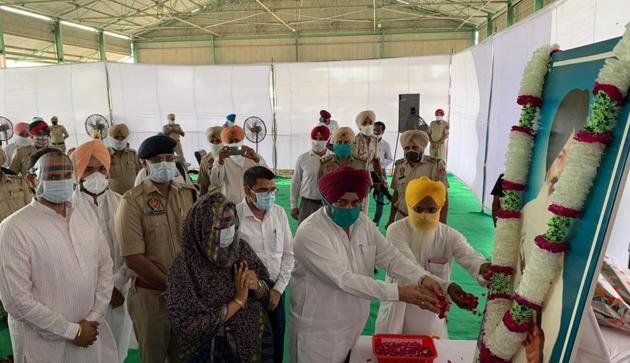 Punjab cabinet minister paying homage to former SAD chief Sant Harchand Singh Longowal on Thursday.(HT Photo)