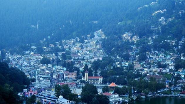 Nainital city, which has severe shortage of open land as most of the hill station has come up around Nainital lake, flanked by mountains on three sides.(HT File photo)