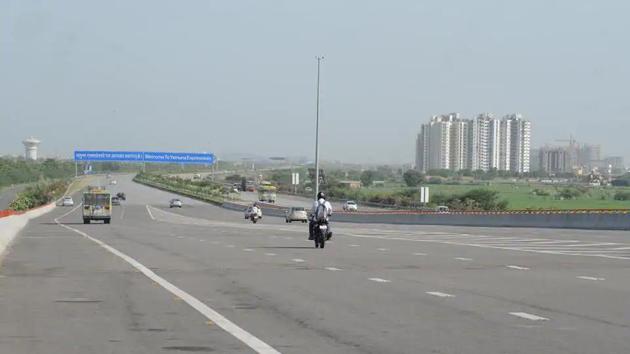 A bus overturned on the Lucknow-Agra Expressway in Etawah on Thursday.(HT File Photo/Representative Image) A bus overturned on the Lucknow-Agra Expressway in Etawah on Thursday.(HT File Photo/Representative Image)