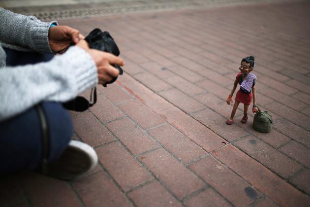 Alvarez takes pictures of his clay figure of a Venezuelan migrant, which he put on a sidewalk to photograph, amidst an outbreak of the coronavirus disease (COVID-19), in Bogota, Colombia August 7, 2020. (REUTERS) Alvarez takes pictures of his clay figure of a Venezuelan migrant, which he put on a sidewalk to photograph, amidst an outbreak of the coronavirus disease (COVID-19), in Bogota, Colombia August 7, 2020. (REUTERS)