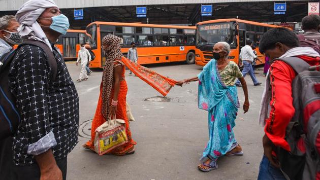 Migrant workers arriving from other states are seen at Anand Vihar Bus Terminal in New Delhi on August 18. “The cumulative testing as on date has reached 3,17,42,782. The Tests Per Million too have seen a sharp rise to 23,002,” HT quoted the Health Ministry on August 20. (Amal KS / HT Photo) Migrant workers arriving from other states are seen at Anand Vihar Bus Terminal in New Delhi on August 18. “The cumulative testing as on date has reached 3,17,42,782. The Tests Per Million too have seen a sharp rise to 23,002,” HT quoted the Health Ministry on August 20. (Amal KS / HT Photo)