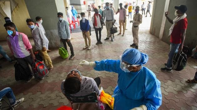 A health worker collects a swab sample from a migrant worker for Covid-19 test while others line up to give their samples at Anand Vihar Bus Terminal in New Delhi on August 18. According to the health ministry, India also achieved another milestone on August 19 when more than eight lakh samples were tested for Covid-19 for the second consecutive day in a row. (Amal KS / HT Photo) A health worker collects a swab sample from a migrant worker for Covid-19 test while others line up to give their samples at Anand Vihar Bus Terminal in New Delhi on August 18. According to the health ministry, India also achieved another milestone on August 19 when more than eight lakh samples were tested for Covid-19 for the second consecutive day in a row. (Amal KS / HT Photo)