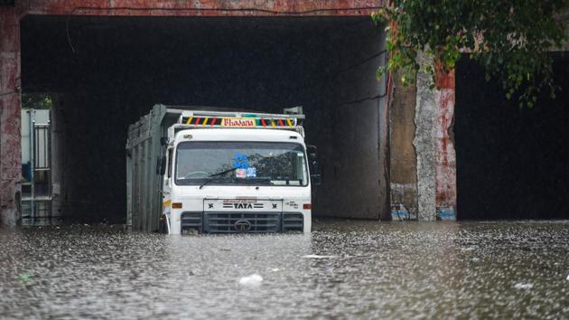 An advisory issued by the IMD for the same said that people must check for traffic congestion on their routes before leaving for their destinations, follow traffic advisories and avoid going to areas prone to waterlogging. (Amal KS/HT PHOTO) An advisory issued by the IMD for the same said that people must check for traffic congestion on their routes before leaving for their destinations, follow traffic advisories and avoid going to areas prone to waterlogging. (Amal KS/HT PHOTO)