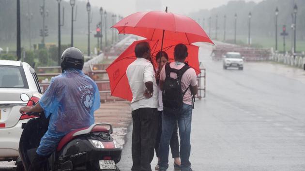 New Delhi, India - Aug 19, 2020: Commuters out in the rain, at Rajpath, in New Delhi, India, on Wednesday, August 19, 2020. (Photo By Sonu Mehta/Hindustan Times)(Sonu Mehta/HT PHOTO)