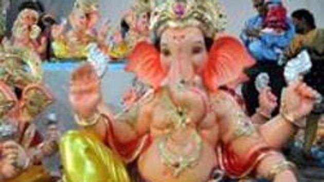 Artisans giving final touches to Ganesha idols as Ganesh festival edges closer.(HT photo)