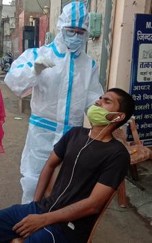 Health workers conducting Covid-19 sampling at a micro-containment zone in Ludhiana on Thursday. (Gurpreet SIngh/HT) Health workers conducting Covid-19 sampling at a micro-containment zone in Ludhiana on Thursday. (Gurpreet SIngh/HT)