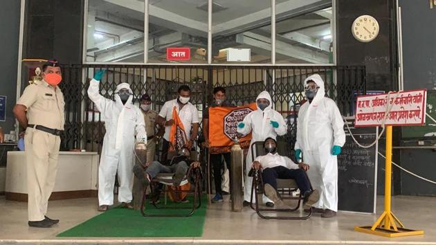 An agitation organized on behalf of MNS party workers at PCMC building for the demand to start auto cluster as covid center at Balnagari as soon as possible. On Wednesday, the district reported 2,688 fresh cases and 86 new deaths. The death toll is now 3,422.(HT PHOTO)