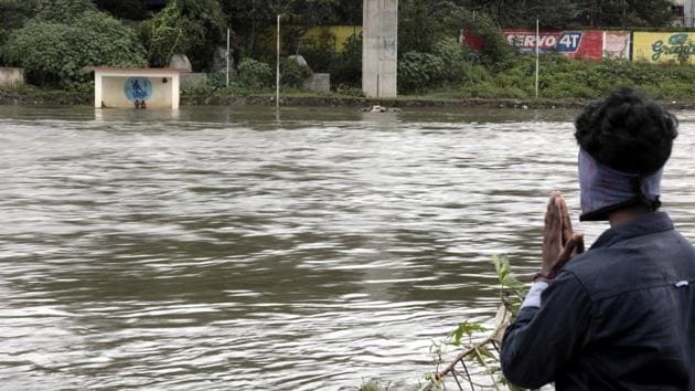 A man wearing a face mask prays to a partially submerged temple in Pune on August 19. The daily death toll from the coronavirus disease (Covid-19) in India crossed the 1,000-mark for the third time in the last 10 days on August 18. Prior to this 2,004 fatalities were recorded on June 16, 1,130 on July 22, 1,018 on August 9 and 1,010 on August 13, HT reported. (Rahul Raut / HT Photo) A man wearing a face mask prays to a partially submerged temple in Pune on August 19. The daily death toll from the coronavirus disease (Covid-19) in India crossed the 1,000-mark for the third time in the last 10 days on August 18. Prior to this 2,004 fatalities were recorded on June 16, 1,130 on July 22, 1,018 on August 9 and 1,010 on August 13, HT reported. (Rahul Raut / HT Photo)