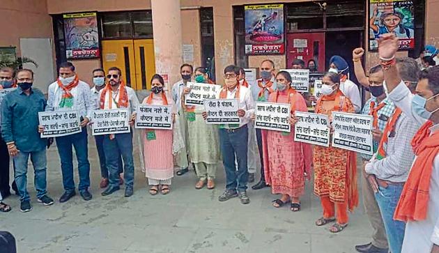 Members of the BJP district unit protest outside the mini-secretariat in Ludhiana on Friday. (HT Photo) Members of the BJP district unit protest outside the mini-secretariat in Ludhiana on Friday. (HT Photo)