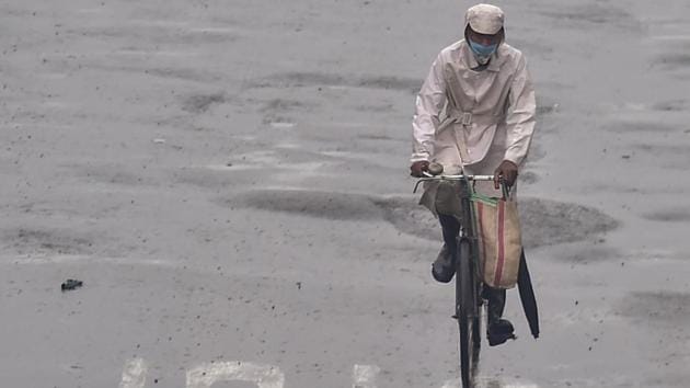 A man ventures out during the bi-weekly lockdown in Kolkata on August 20.(PTI) A man ventures out during the bi-weekly lockdown in Kolkata on August 20.(PTI)