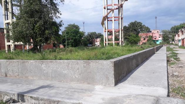 The compound wall of park in railway colony number 10 which the contractor allegedly built using old bricks in Ludhiana on Friday. (Gurpreet Singh) The compound wall of park in railway colony number 10 which the contractor allegedly built using old bricks in Ludhiana on Friday. (Gurpreet Singh)