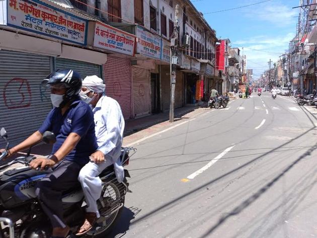 Markets in Rohtak wore a deserted look on Saturday amid the weekend Covid restrictions. The Haryana government has ordered the closure of all shops and establishments except those providing essential services on Saturday and Sunday in a bid to check the rising cases of Covid-19.(Manoj Dhaka/HT)