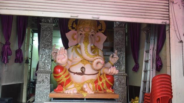 The five ‘manache ganpati’ (most revered ganeshas) in Pune have also decided not to set up separate pandals and avoid any decoration to prevent crowding.(Milind Saurkar/HT Photo)