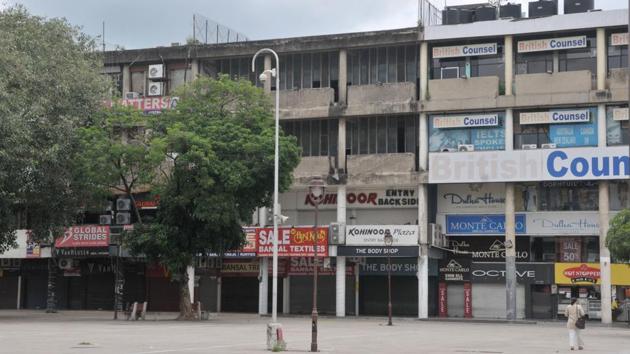 Shops closed in Sector 17 during the weekend lockdown in Chandigarh.(Ravi Kumar/HT)