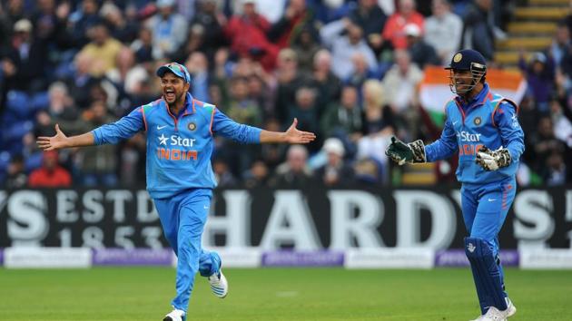 India fielders MS Dhoni (r) and Suresh Raina celebrate(Getty Images)