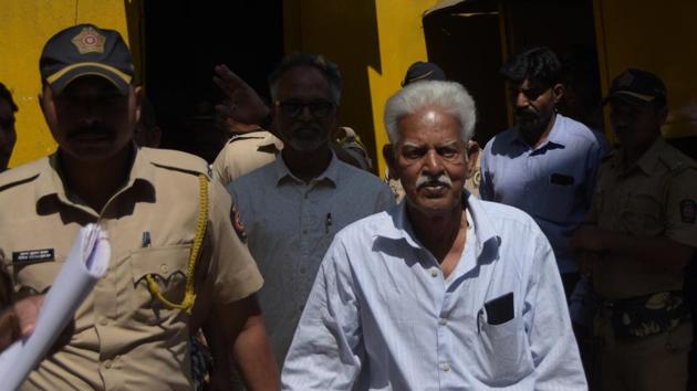 Varavara Rao, accused related in Elgar Parishad, Bhima Koregaon case, escorted by Mumbai police as taken from the Arthur road jail to the session court for the court hearing, in Mumbai.(HT file photo)