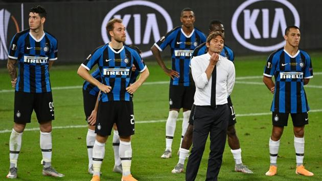 Inter Milan coach Antonio Conte and his players look dejected after the match. (REUTERS)