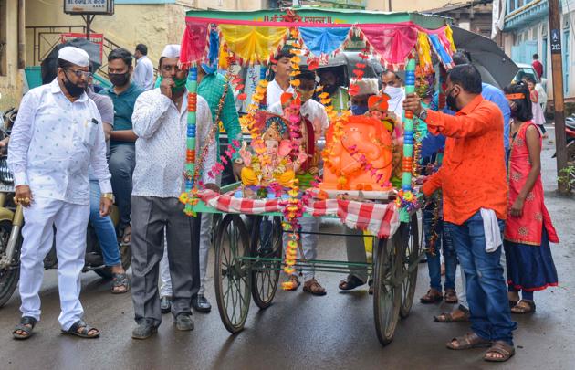 Karad: Devotees carry an idol of Lord Ganesha for installation on the occasion of Ganesh Chaturthi festival, in Karad, Friday, Aug 22, 2020. (PTI) Karad: Devotees carry an idol of Lord Ganesha for installation on the occasion of Ganesh Chaturthi festival, in Karad, Friday, Aug 22, 2020. (PTI)