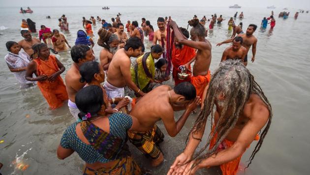 Pilgrims take a dip at Sagar Island, some 100 km from Kolkata on the occasion of Makar Sankranti.(PTI FILE PHOTO) Pilgrims take a dip at Sagar Island, some 100 km from Kolkata on the occasion of Makar Sankranti.(PTI FILE PHOTO)
