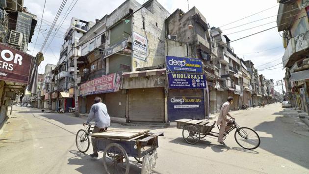 Chaura Bazaar in Ludhiana, which generally witnesses heavy footfall on weekends, had few visitors on Saturday.(Gurpreet Singh/HT)
