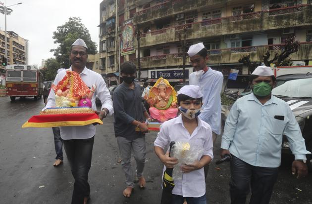 Devotee wearing face masks carry idols of Lord Ganesha to take home for worship during Ganesh Chaturthi festival celebrations in Mumbai, India, Saturday, Aug. 22, 2020. (AP) Devotee wearing face masks carry idols of Lord Ganesha to take home for worship during Ganesh Chaturthi festival celebrations in Mumbai, India, Saturday, Aug. 22, 2020. (AP)