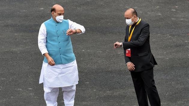 Defence Minister Rajnath Singh with Defence Secretary Ajay Kumar at the Red Fort.(PTI)