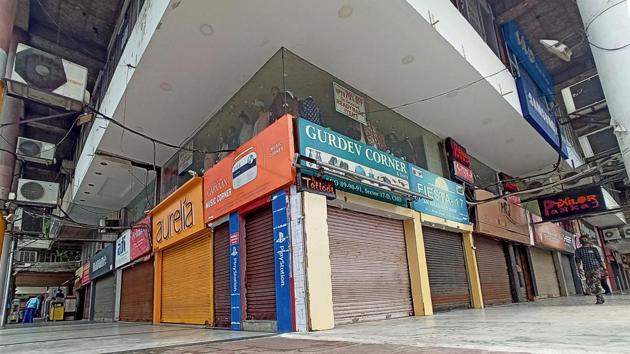 Shops with shutters down in Sector 17 on Day 1 of weekend lockdown in Chandigarh on Saturday.(Ravi Kumar/HT)