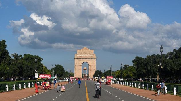 Cloudy sky seen at India Gate on Rajpath in New Delhi, India.(Biplov Bhuyan/HT PHOTO)