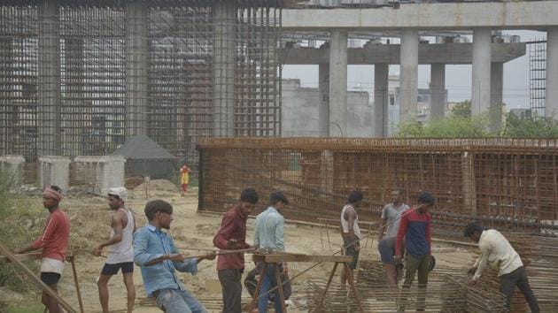 Construction underway on the Delhi-Meerut Expressway project.(Sakib Ali /Hindustan Times)