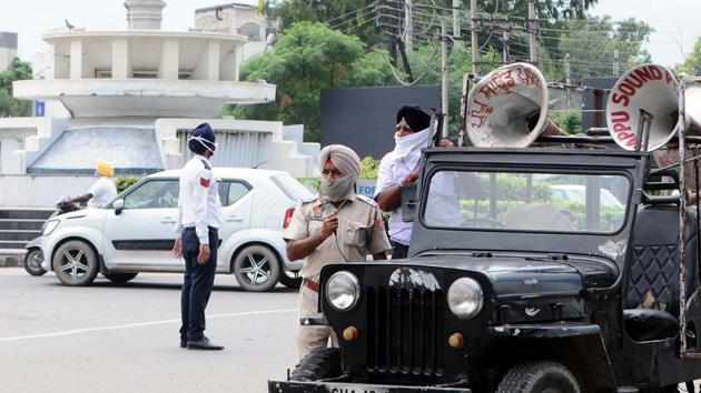 A police personnel makes announcements of lockdown norms for weekends and public holidays in Patiala on August 22. Experts maintain that the focus of the battle against the infectious disease needs to shift to the hinterland and the peninsula, both high population density regions with, in the case of the former, significant rural populations and relatively inadequate health care systems. (Bharat Bhushan / HT Photo)