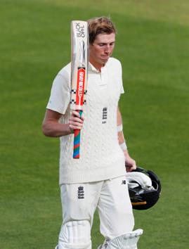 Cricket - Third Test - England v Pakistan - Ageas Bowl, Southampton, Britain - August 22, 2020 England's Zak Crawley walks off after losing his wicket off the bowling of Pakistan's Asad Shafiq, as play resumes behind closed doors following the outbreak of the coronavirus disease (COVID-19) Alastair Grant/Pool via REUTERS (REUTERS)