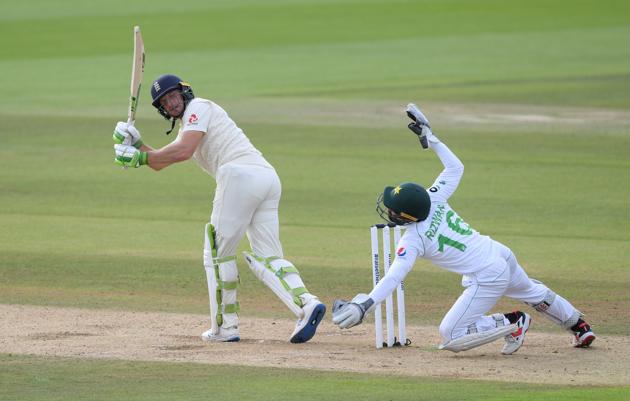 Cricket - Third Test - England v Pakistan - Ageas Bowl, Southampton, Britain - August 22, 2020 England's Jos Buttler in action, as play resumes behind closed doors following the outbreak of the coronavirus disease (COVID-19) Mike Hewitt/Pool via REUTERS (REUTERS)