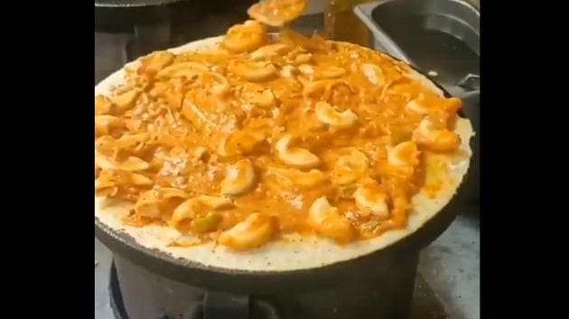 This bizarre fusion dish has also sparked mixed reactions among netizens.(Twitter@India_Maharaj) This bizarre fusion dish has also sparked mixed reactions among netizens.(Twitter@India_Maharaj)