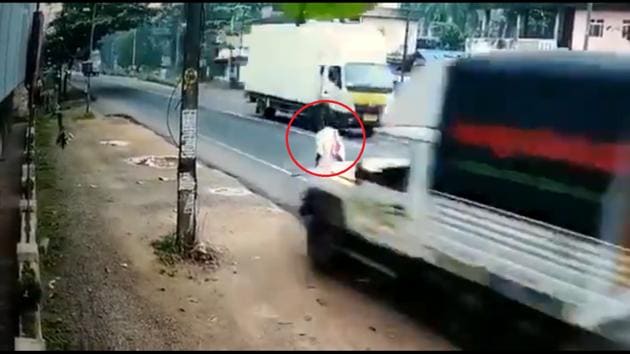 A still from the shocking video.(Twitter/@nisarpari)