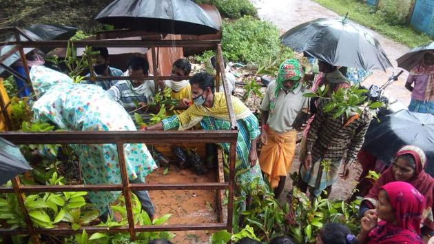 A campaign to turn Chhattisgarh’s Bastar district greener has received an overwhelming response from people belonging to all walks of life.(Sourced) A campaign to turn Chhattisgarh’s Bastar district greener has received an overwhelming response from people belonging to all walks of life.(Sourced)