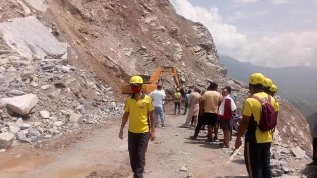 People being evacuated safely by SDRF in Chamoli district after a road was blocked due to heavy rainfall. (HT FILE PHOTO.) People being evacuated safely by SDRF in Chamoli district after a road was blocked due to heavy rainfall. (HT FILE PHOTO.)