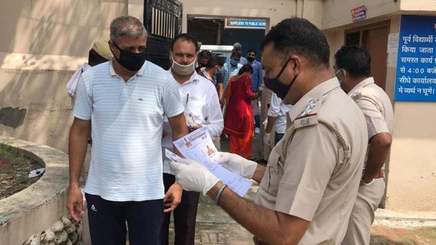 Cops checking the IDs of candidates before letting them to enter the exam centre in Karnal on Sunday.(HT PHOTO)