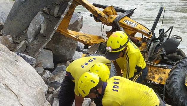 SDRF officials conducting rescue op ater landslide in Tehri Garhwal region of Uttarakhand. (HT Photo) SDRF officials conducting rescue op ater landslide in Tehri Garhwal region of Uttarakhand. (HT Photo)