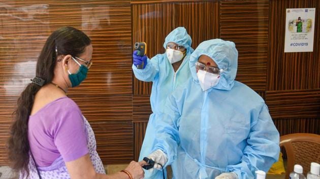 Healthcare workers during Covid-19 screening and swab test.(Satyabrata Tripathy/Hindustan Times)