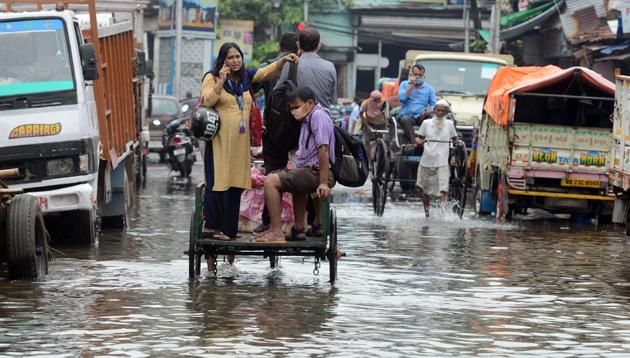 WB gets heavy rain alert till Aug 27; flood-like situation likely in ...