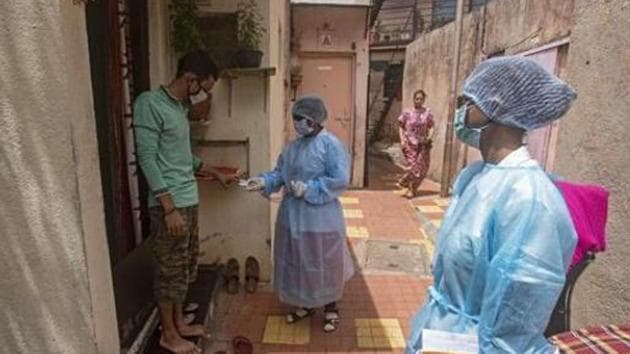 Health workers during a door to door screening for Covid-19 in a slum near Dandekar bridge.(Pratham Gokhale/HT Photo)