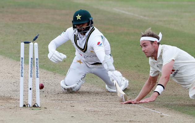 Cricket - Third Test - England v Pakistan - Ageas Bowl, Southampton, Britain - August 23, 2020 England's Stuart Broad attempts to run out Pakistan's Azhar Ali, as play resumes behind closed doors following the outbreak of the coronavirus disease (COVID-19) Alastair Grant/Pool via REUTERS (REUTERS)