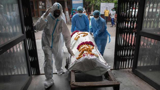 Individuals wearing Personal Protective Equipment (PPE) push a handcart carrying the body of a person who died from coronavirus for cremation at Nigambodh Ghat in New Delhi on August 22. According to HT’s report, the fresh cases that were added to Delhi’s tally on August 22 has taken the infection count to 160,016, while the death toll touched 4,284. (Xavier Galiana / AFP) Individuals wearing Personal Protective Equipment (PPE) push a handcart carrying the body of a person who died from coronavirus for cremation at Nigambodh Ghat in New Delhi on August 22. According to HT’s report, the fresh cases that were added to Delhi’s tally on August 22 has taken the infection count to 160,016, while the death toll touched 4,284. (Xavier Galiana / AFP)