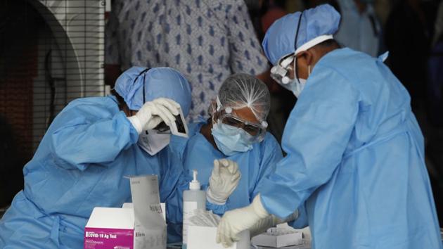 Health workers conduct COVID-19 antigen tests in New Delhi on August 18. Before this, Delhi saw 1,475 fresh cases on July 18. So far, the highest single day spike in the national capital was on June 23 when the city recorded 3,947 new cases of the infection, HT reported. (Manish Swarup / AP) Health workers conduct COVID-19 antigen tests in New Delhi on August 18. Before this, Delhi saw 1,475 fresh cases on July 18. So far, the highest single day spike in the national capital was on June 23 when the city recorded 3,947 new cases of the infection, HT reported. (Manish Swarup / AP)
